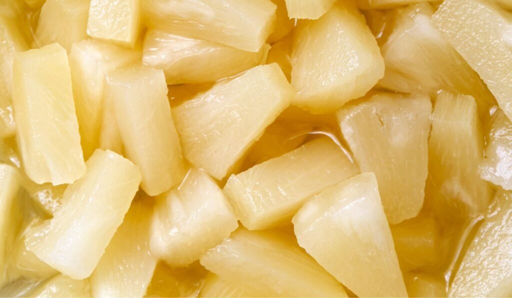 Serving Pineapple Pieces Directly or with Fresh Water