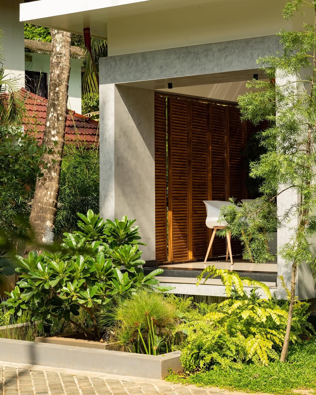 Minimalist Landscaping in Tiny Backyard Design