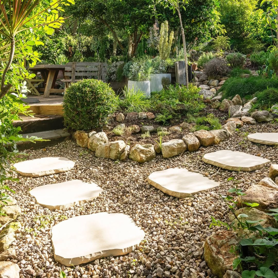 Gravel and Stepping Stone Mix for Cheap Walkway Ideas