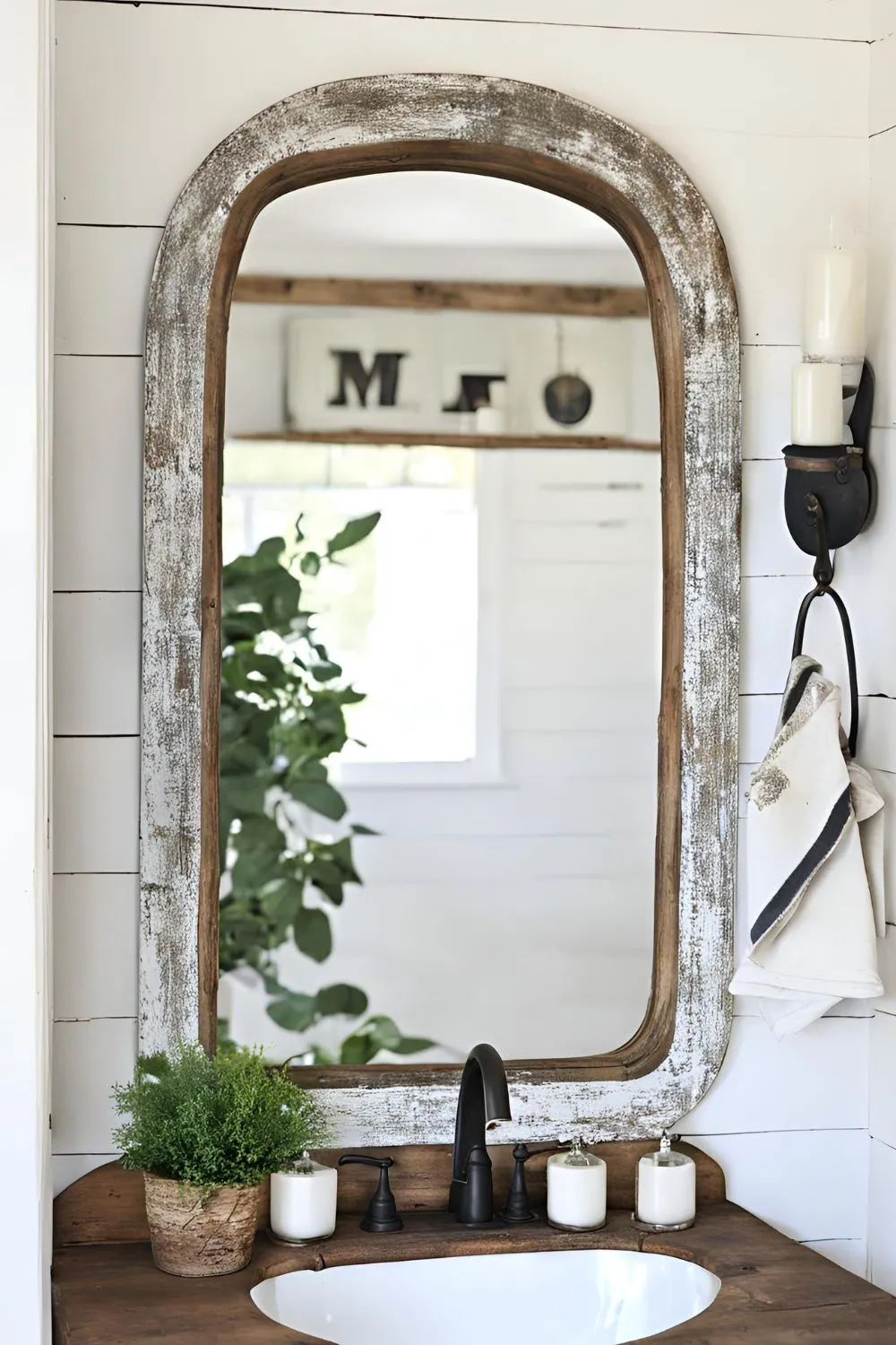 Vintage Mirror Makeover for Farmhouse Bathroom