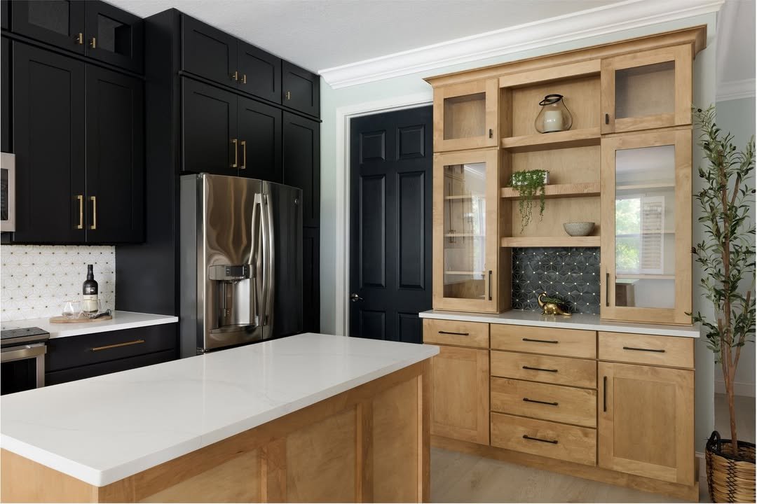 Modern Traditional Kitchen Two-Toned Cabinet Drama