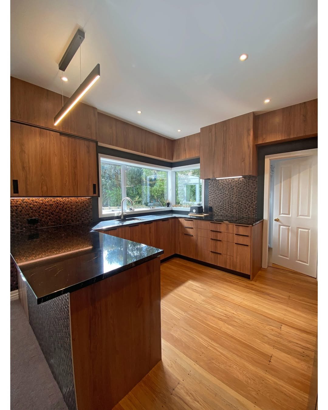 Modern Traditional kitchen Modern Appliance Integration