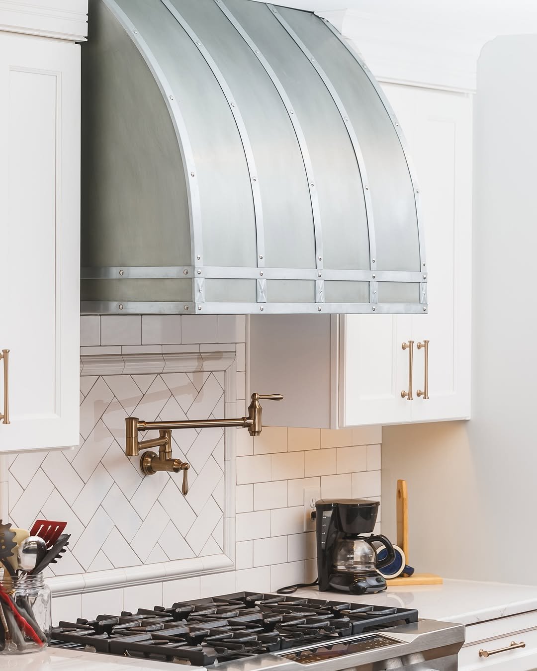 Modern Traditional kitchen Statement Range Hood