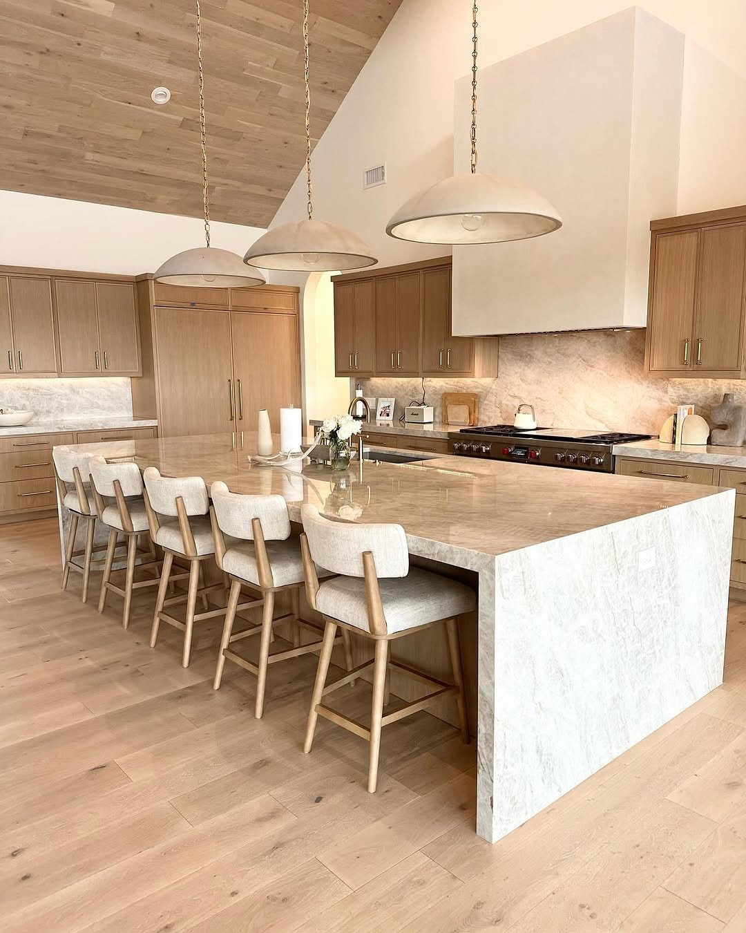 Modern Traditional kitchen Vintage-Inspired Seating