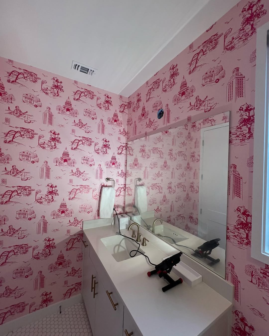 Toile Wallpaper in parisian bathroom