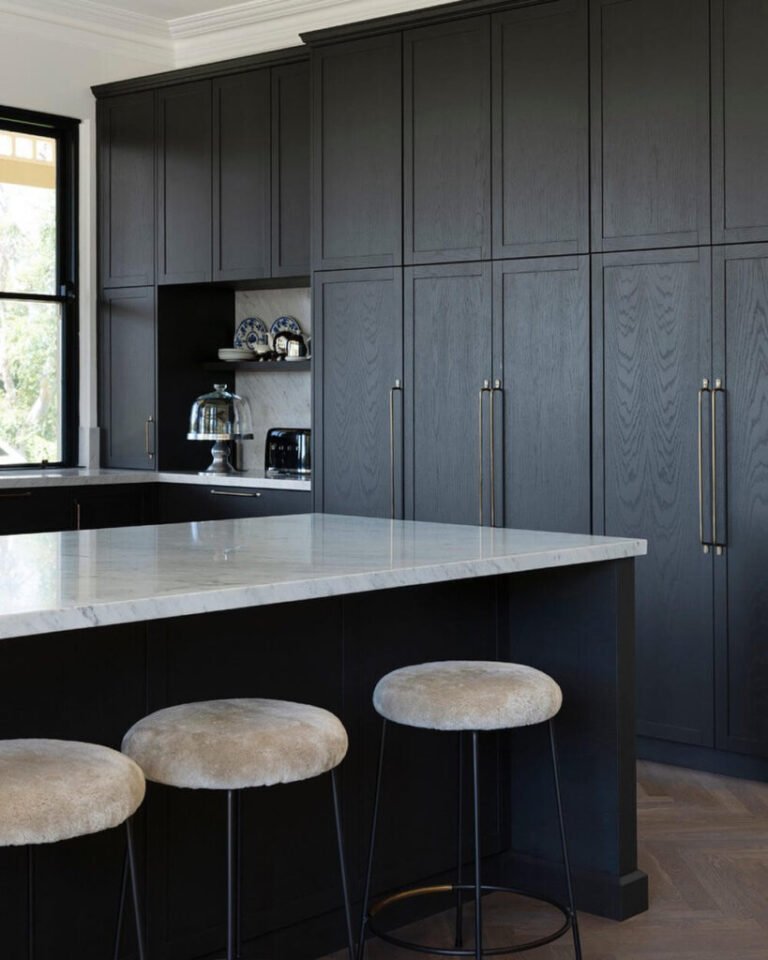 21 Black And Oak Kitchen Ideas That Prove Contrast Is King - FowlFamily ...