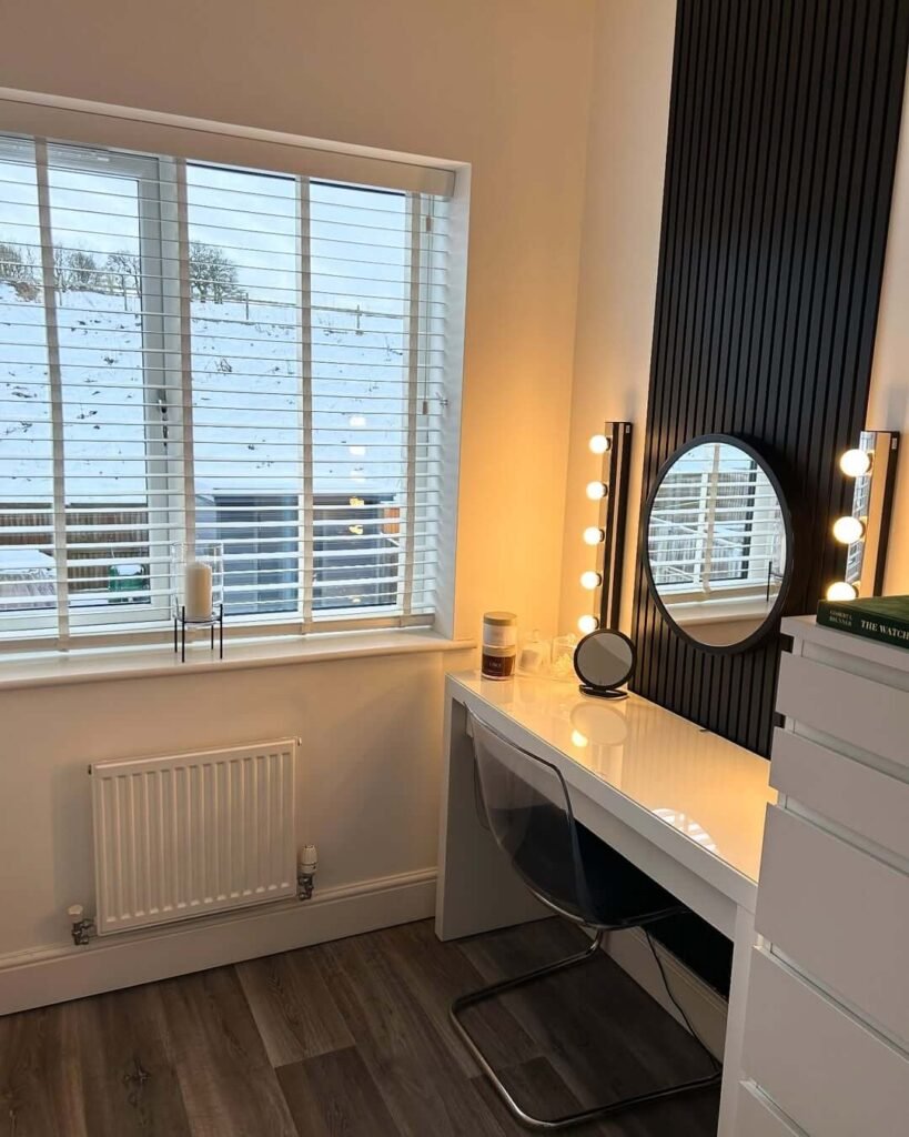 16. Hollywood Style Vanity Mirror for a Touch of Glam