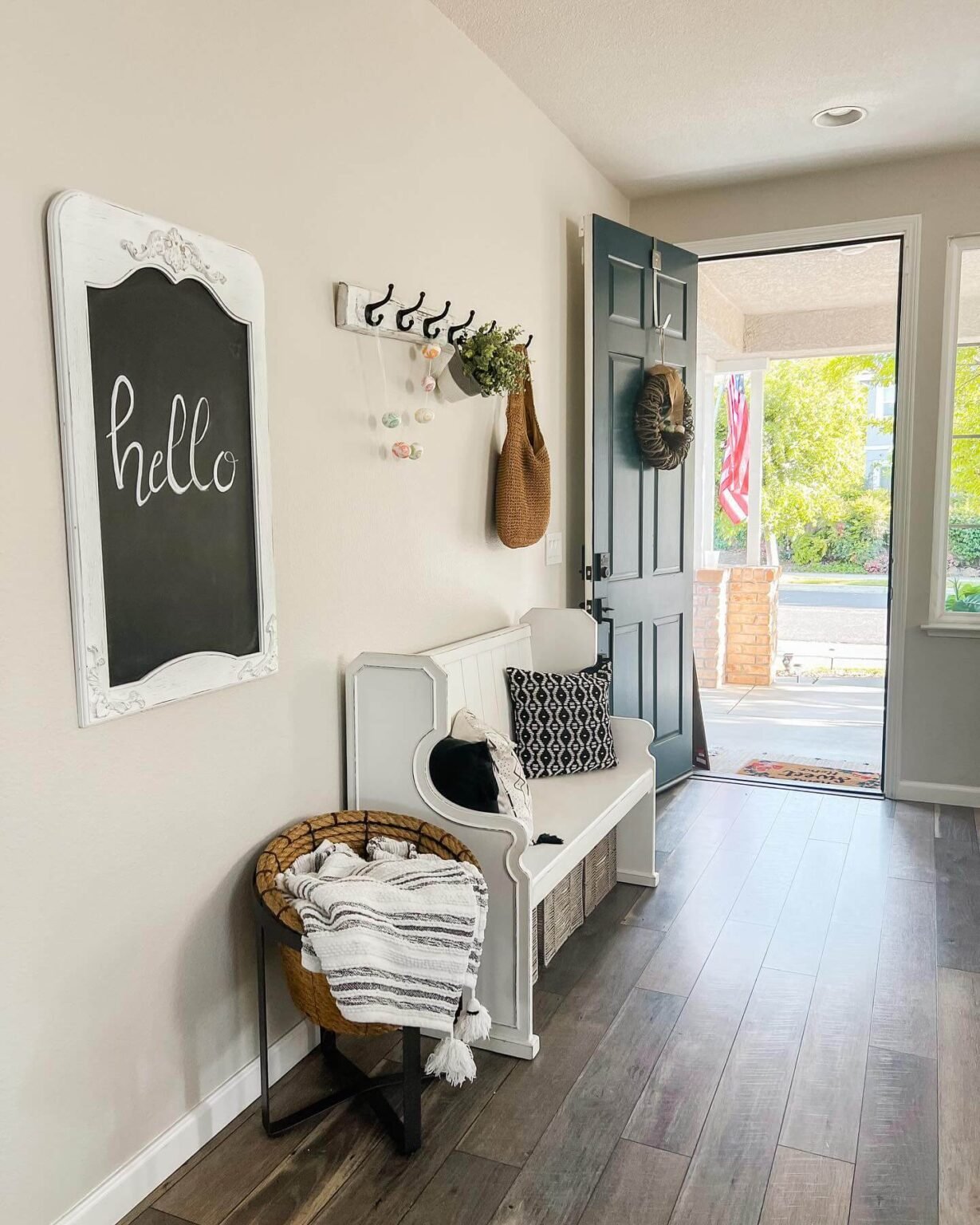 25 Stunning Entryway Gallery Wall Ideas To Make A Bold First Impression ...