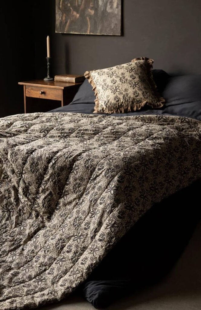 Vintage-Inspired Beige and Black Bedroom Ideas 