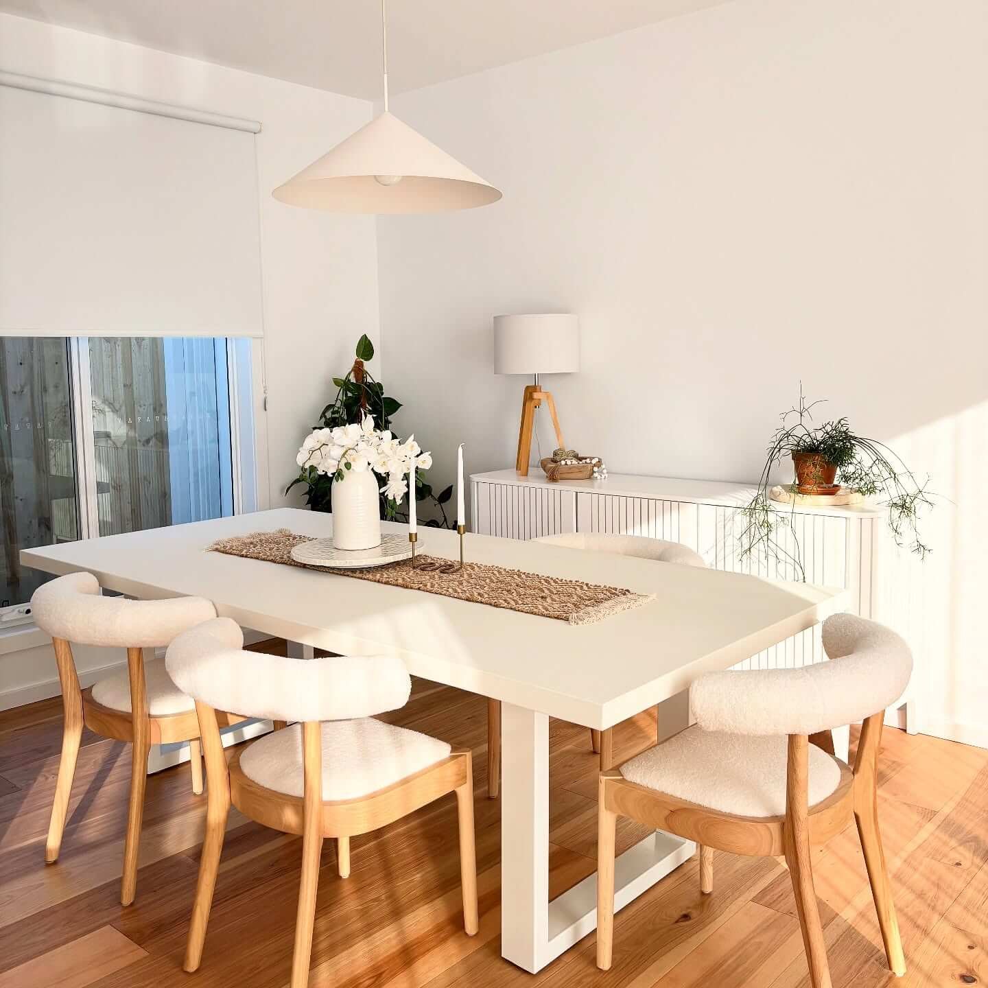 A White and Floral Harmony Dining Room Table Centerpiece