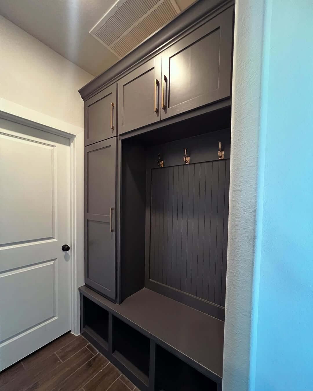 Stunning Mudroom Cabinets With Bench Ideas To Maximize Style And ...