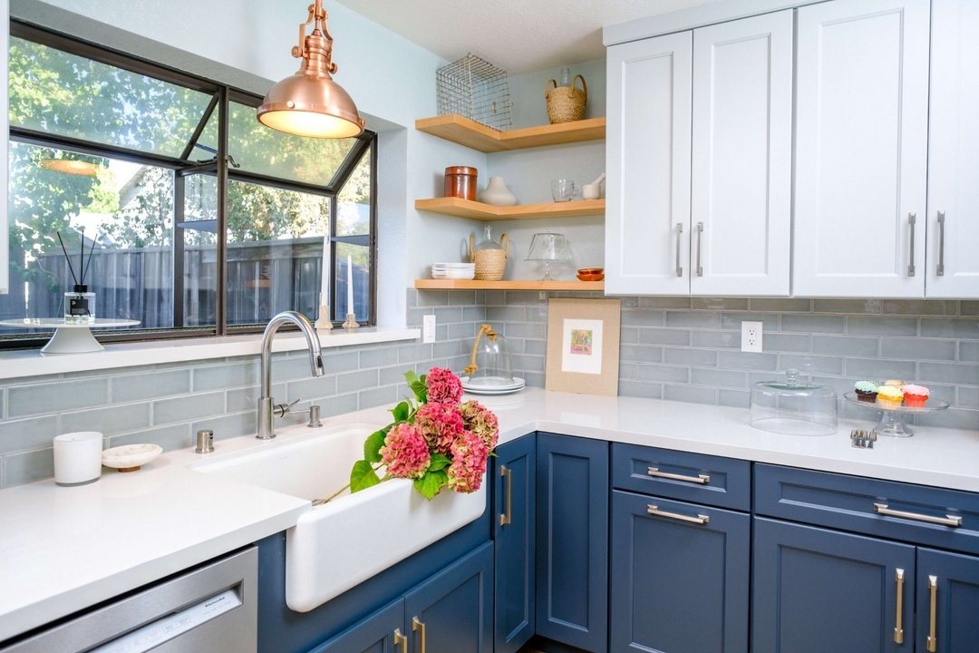 18 Bold Blue Kitchen Backsplash Ideas to Freshen Up Your Cooking Space! - 11. Artistic Strokes with Blue Marble
