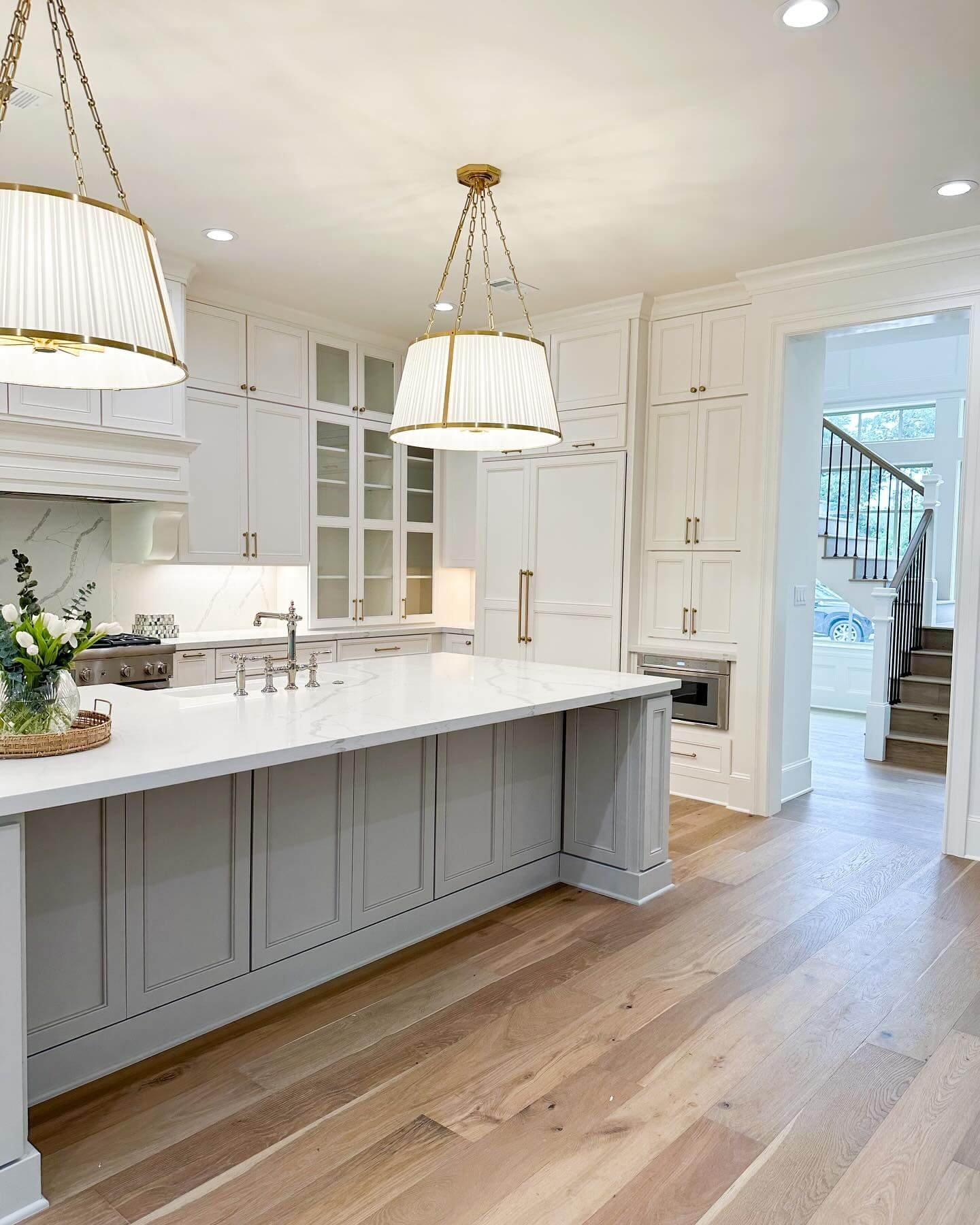 Classic White Kitchen With Traditional Style Kitchen 