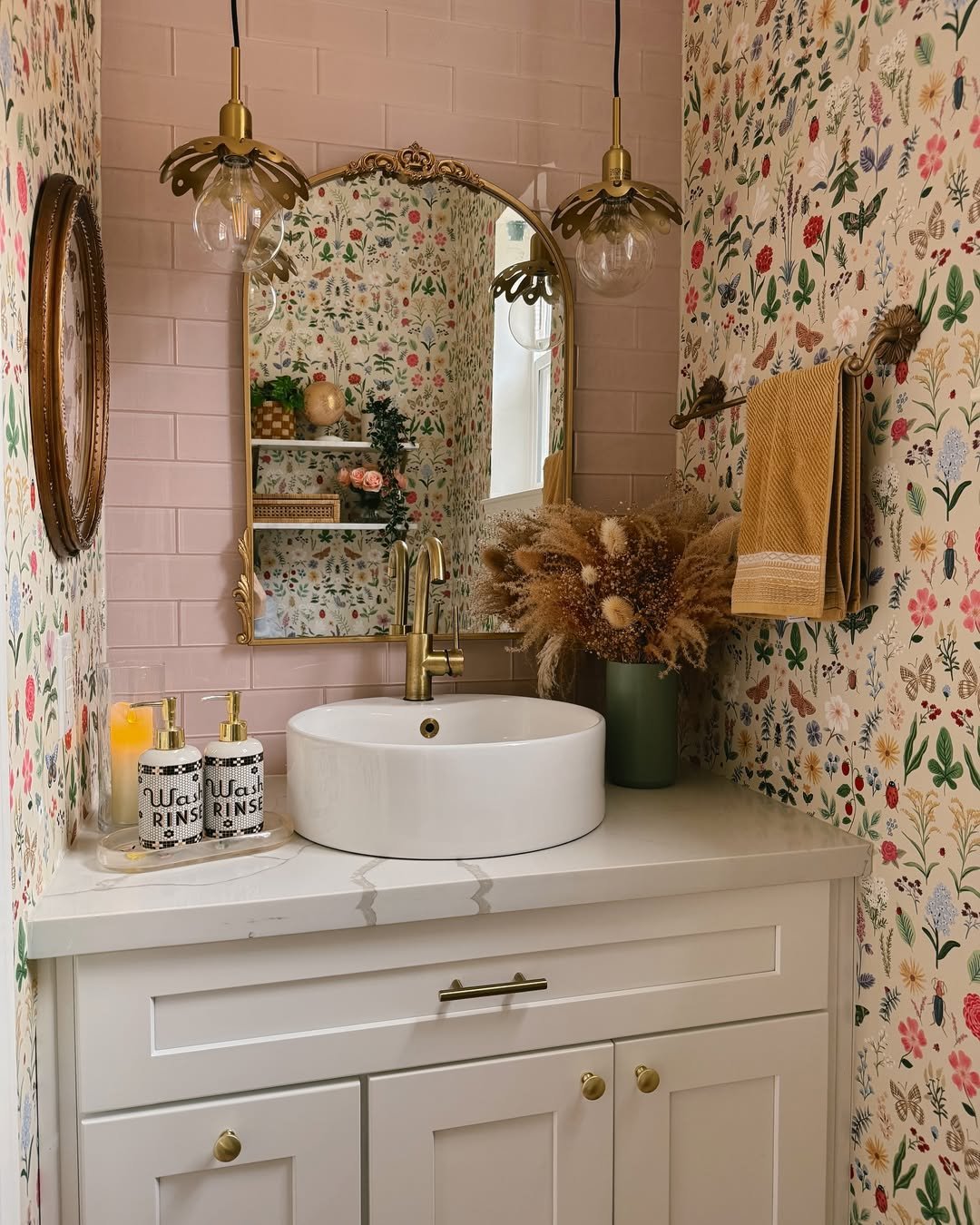 25 Cozy Fall Bathroom Decor Ideas That Will Make You Fall in Love with Your Space! - Floral Charm with a Cozy Twist