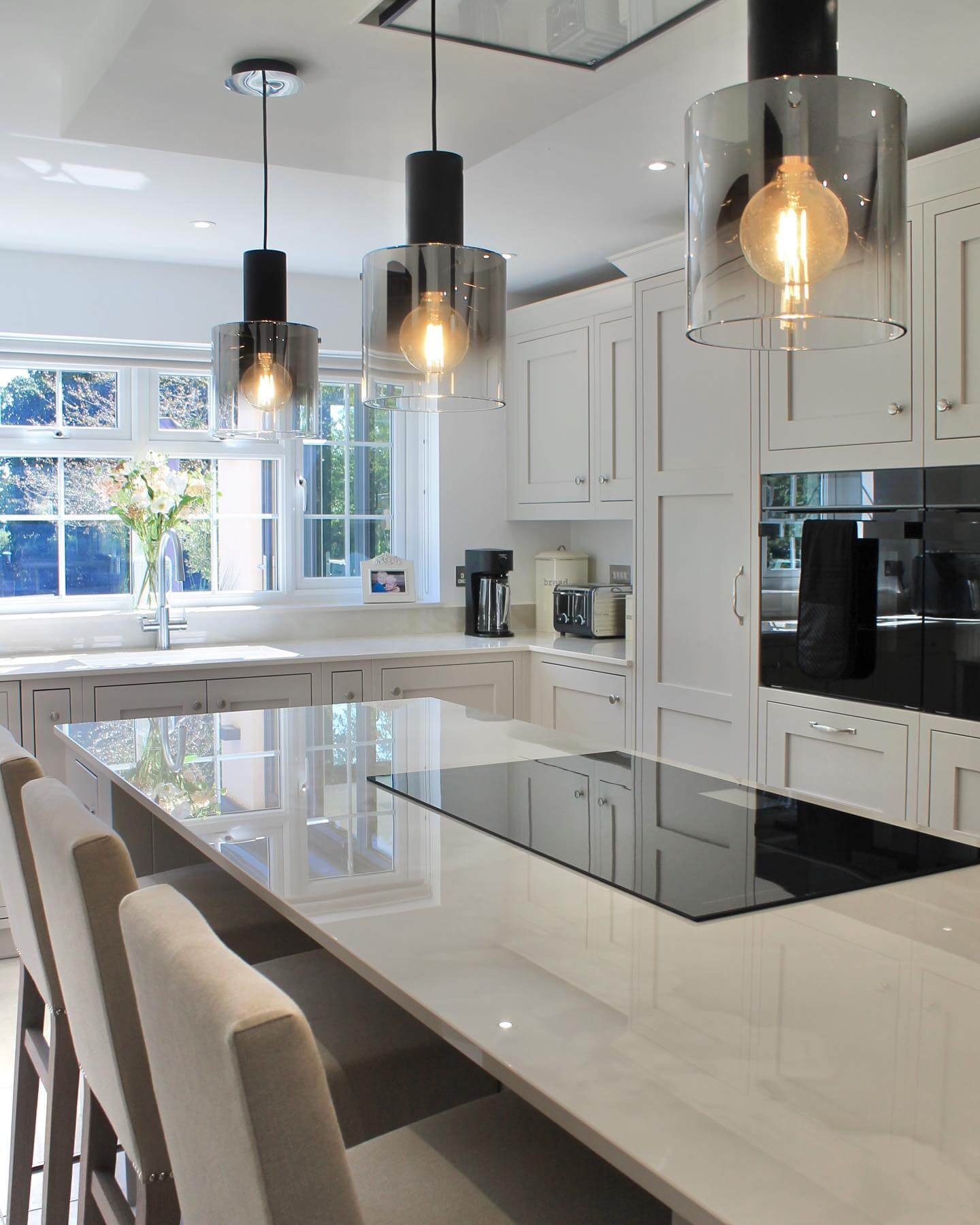 Light-Filled Layout for Traditional Style Kitchen 