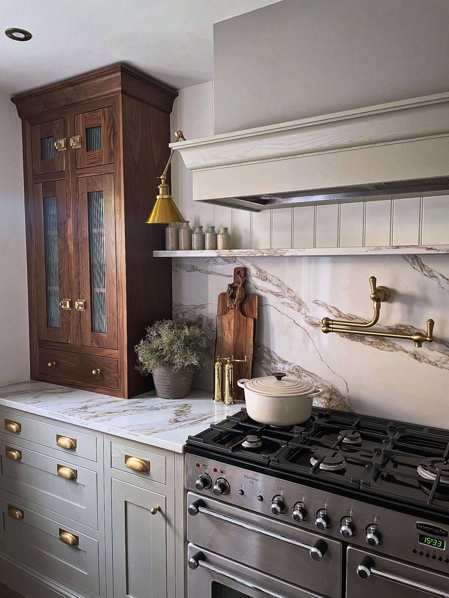 Rich Wood and Brass Contrast for Traditional Style Kitchen 