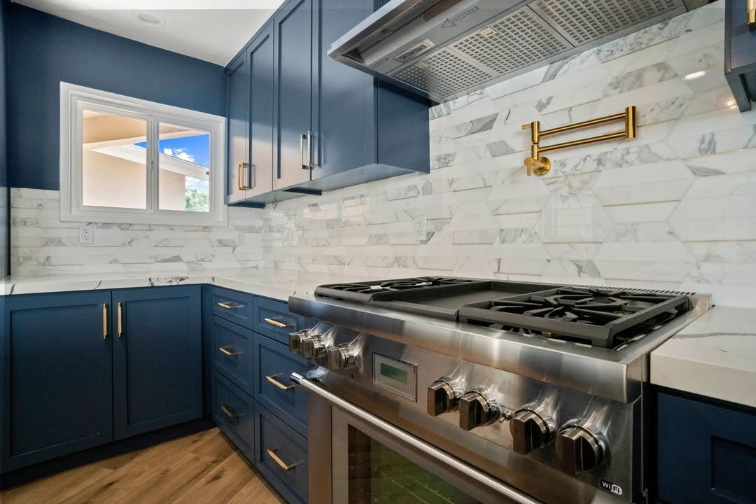 18 Bold Blue Kitchen Backsplash Ideas to Freshen Up Your Cooking Space! - 10. Classic Blue and White Combo