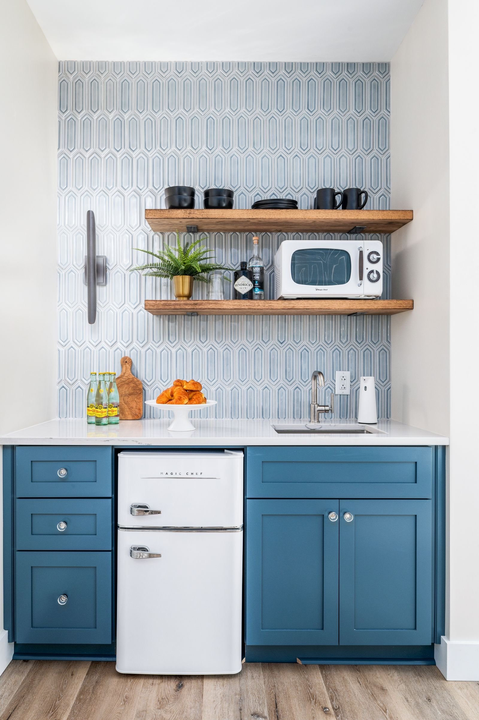 18 Bold Blue Kitchen Backsplash Ideas to Freshen Up Your Cooking Space! - 17. Ocean-Inspired Gradient